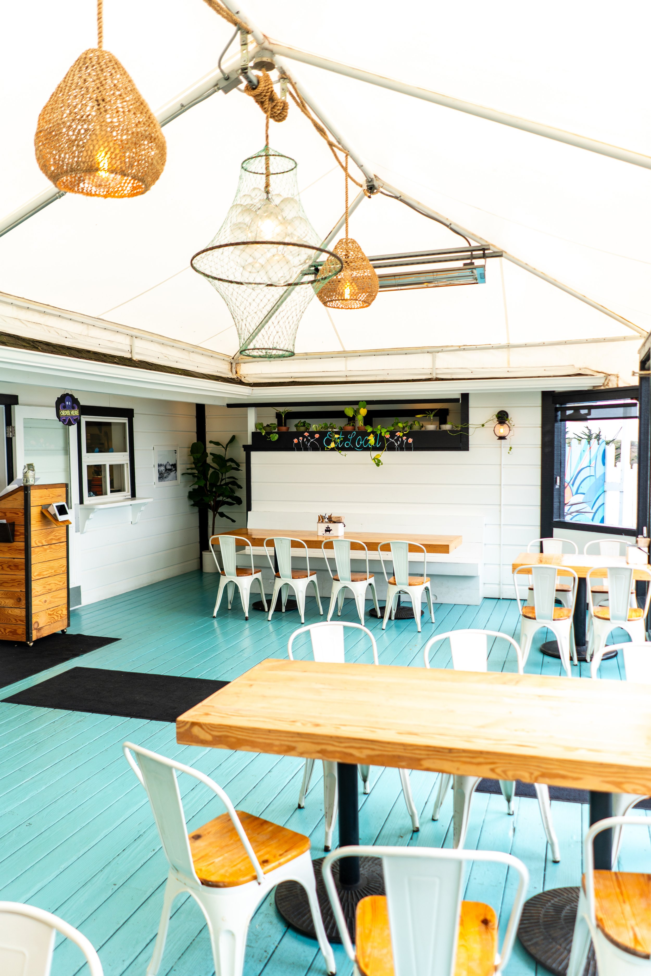 main seating area at the Coastal Kitchen located onsite at ブライトリビエラ